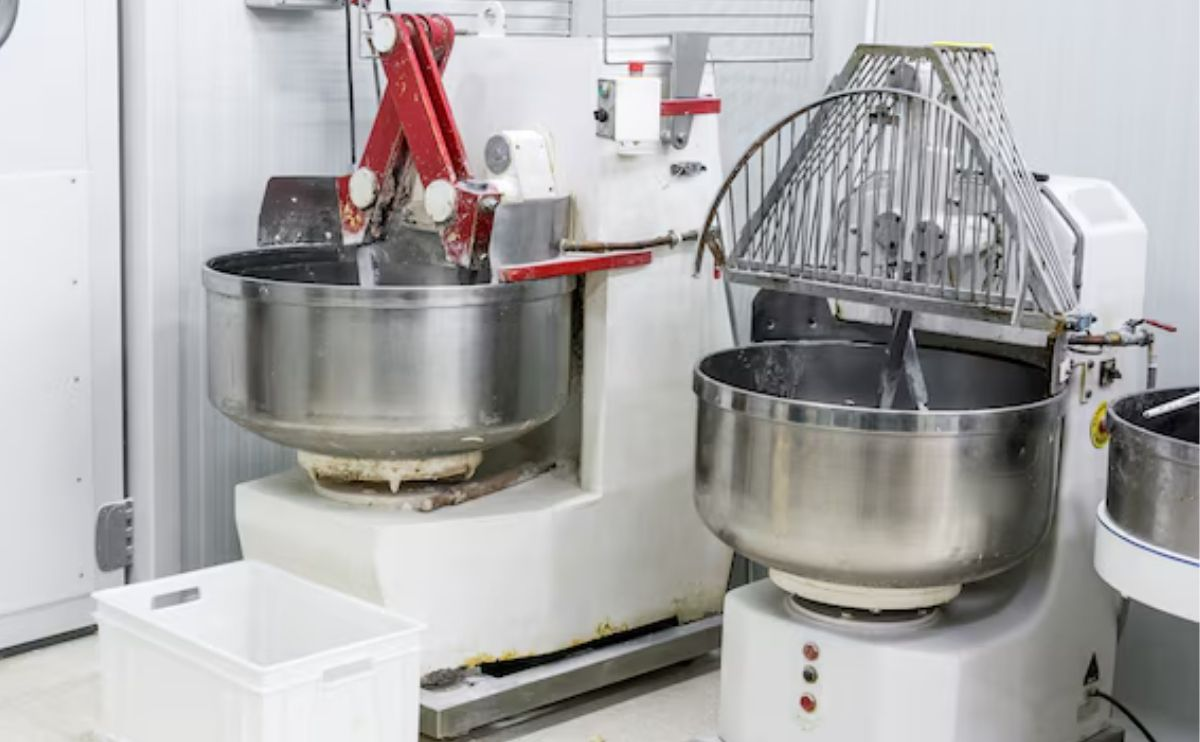 Equipe ajustando equipamentos de panificação